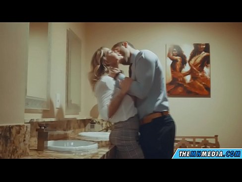 ❤️ Ko'krakli sarg'ish sizni jamoat hojatxonasida yo'ldan ozdirganda Sifatli pornoda bizda ☑